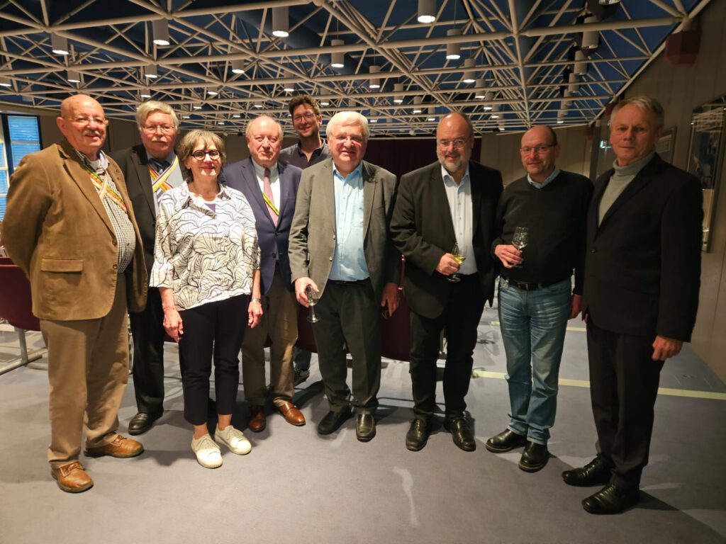 Von links nach rechts:
Friedrich W. Seibel, Hilde Arens, Andreas Anger, Konrad Adenauer, Arno Schäfer, Heinz-Peter Mertens, Michael Hollmann, Rainer Dartsch, Peter Fritz.